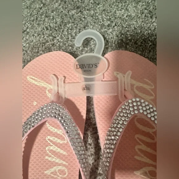 New with tags David’s Bridal Bridesmaid pink rhinestone flip flops - Picture 3 of 4